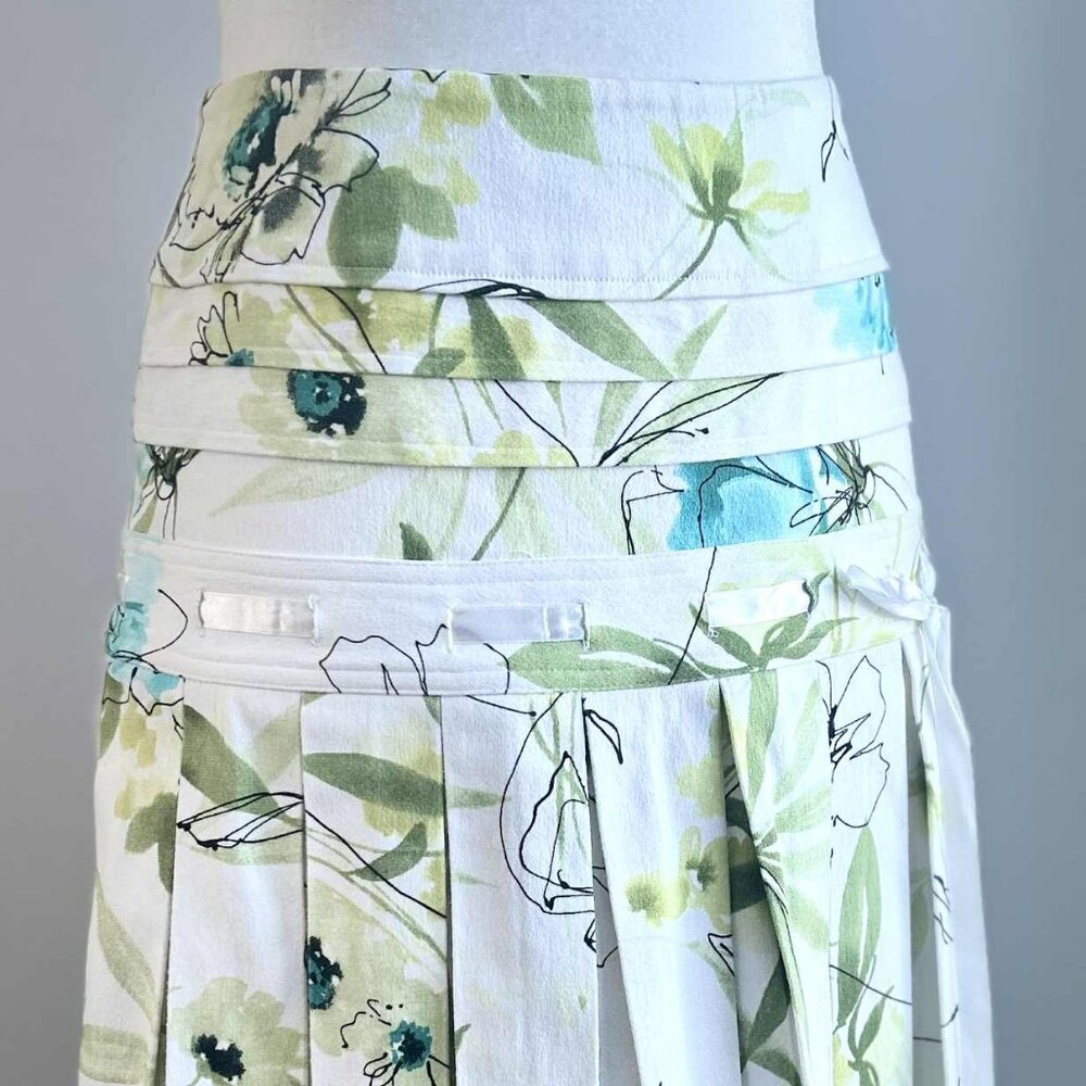 Vintage Simon Chang White Botanical Pleated Skirt with Ribbon Hip Detail – US 2P